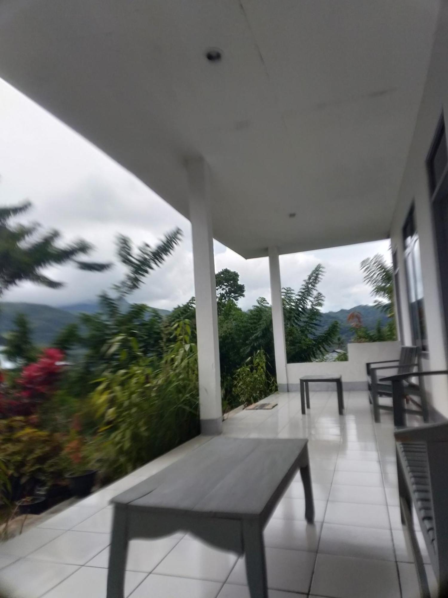 Hidayah Homestay Kelimutu Værelse billede